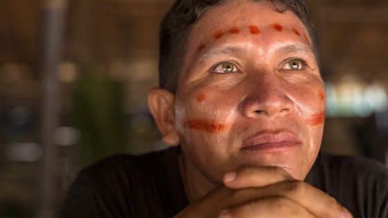 Immer mehr von systematischer Gewalt bedroht: Indigene in Brasilien, hier ein Mann aus dem Volk der Yanomami. Foto: Adveniat/Jürgen Escher