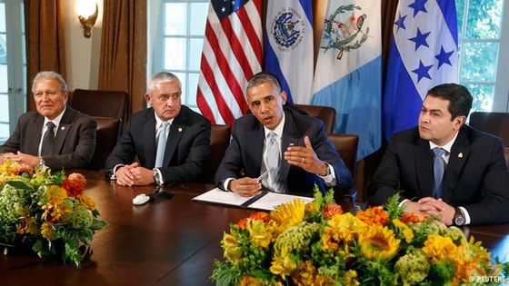 Einladung ins Weiße Haus: El Salvadors Präsident Salvador Sanchez Ceren (l.), Guatemalas Präsident Otto Perez Molina und der honduranische Präsident Juan Orlando Hernandez (r.) treffen US-Präsident Barack Obama. Foto: Reuters