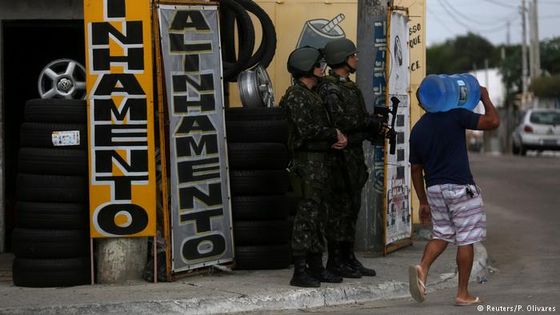 Seit Februar gehören Soldatenposten auf der Straße zum Alltag der Bewohner in Rio de Janeiro. (Foto: Reuters/P. Olivares)