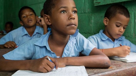 Bis Ende des Jahres sollen 184 öffentliche Schulen in Puerto Rico geschlossen werden (Symbolbild Dom. Republik). Foto: Adveniat/Pohl