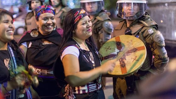 Mapuche demonstrieren in traditionellen Trachten für ihre Rechte in der Innenstadt von Santiago. (Archivfoto) Foto: Adveniat/Escher