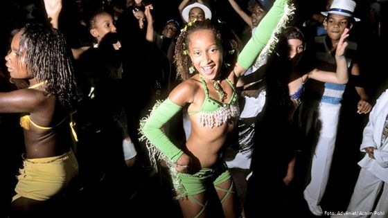 Tänzerinnen der Sambaschule "CRES Beija-Flor do Nilopolis"in Rio de Janeiro proben für die Karnevalsparade. In diesem Jahr gingen sie als Sieger hervor. Foto: Adveniat/Achim Pohl