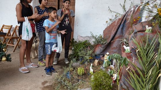 In Nordargentinien ist es eine Tradition, dass die Kinder von Haus zu Haus gehen, um an den Weihnachtskrippen zu singen. Im Anschluss erhalten sie manchmal Süßigkeiten. Foto: Adveniat/Umlauf