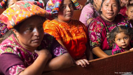 Frauen in Quiché, Guatemala, in typischen Maya-Trachten. Foto: Adveniat/Escher
