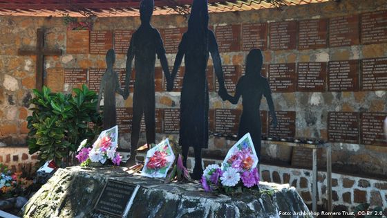 Das Denkmal für die Opfer des Massakers von El Mozote. Auf der Plakette steht: "Sie sind nicht tot, sie sind mit uns, mit Euch und mit der ganzen Menschheit." Foto: Archbishop Romero Trust, CC BY 2.0.