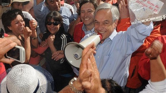 Der damalige Präsident, Miguel Juan Sebastián Piñera Echenique, besuchte die Mine San José, wo er mit den Bergarbeitern über Zettel kommunizierte. Foto: Gobierno de Chile, CC BY 2.0
