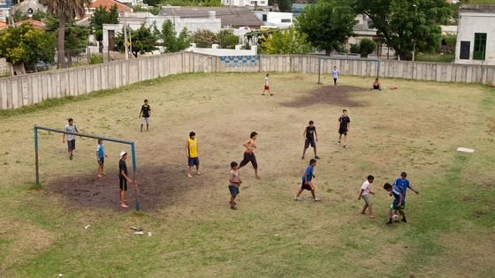 Kinder spielen auf einem Fußballfeld in Montevideo. (Foto: Adveniat/Pohl)