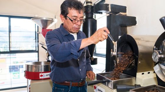 José Aquino leitet die Verarbeitung des Kaffees in der Kooperative Capeltic der Jesuitenmission von Bachajón. Foto: Adveniat/Matthias Hoch