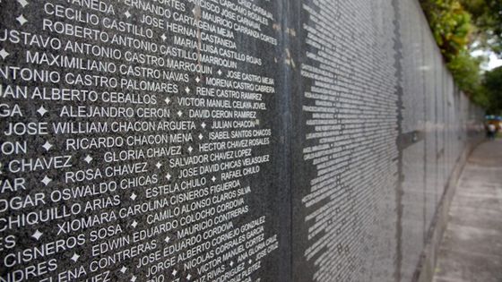 Auf dieser Gedenkmauer für die salvadorianischen Bürgerkriegsopfer in einem Park in San Salvador ist auch der Name von Rutilio Grande zu lesen. Foto: Adveniat/Steffen 