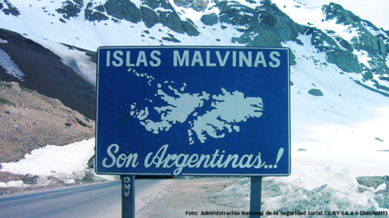 Die Falklandinseln - auch Malvinas genannt - gehören geographisch zu Südamerika, sind aber ein britisches, autonomes Überseegebiet. Argentinien beansprucht den Archipel seit 1833, was zu Konflikten führte und immernoch führt. Foto: Administración Nacional de la Seguridad Social,CC BY-SA 4.0 (Zuschnitt).