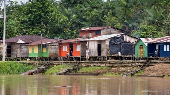 Im amazonischen Tiefland der Provinz Chocó dienen die weitverzweigten Flussläufe als Straßenersatz. Die ELN-Rebellen haben ihre Geiseln mit Booten entführt. Foto: Adveniat/Escher