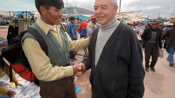 Pater Markus Degen trifft einen Aymara-Katecheten auf dem Markt in Arapa am Titicacasee (Archivfoto: Adveniat/Pohl)