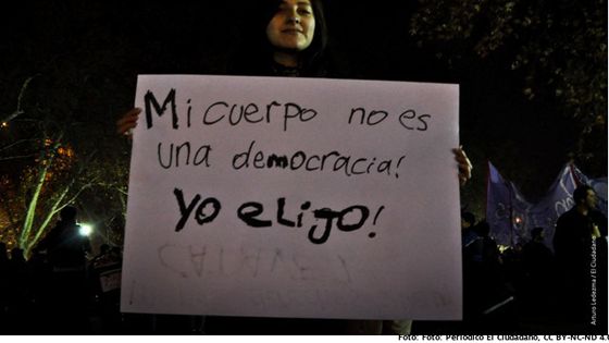 In Chile gehen seit Jahren Frauen auf die Straße, die für ihr Recht auf Selbstbestimmung bestehen. Auf dem Plakat: "Mein Körper ist keine Demokratie. Ich bestimme." Foto:<a data-rapid_p="28" data-track="attributionNameClick" title="Geh zum Fotostream von Periódico El Ciudadano" class="owner-name truncate" href="https://www.flickr.com/photos/el_ciudadano/"> Periódico El Ciudadano</a>/<a external="1" title="Opens external link in new window" href="https://www.flickr.com/photos/el_ciudadano/14746204915/">Marcha Por el Aborto Libre,</a><span class="cc-license-identifier"> <a external="1" title="Opens external link in new window" href="https://creativecommons.org/licenses/by-nc-nd/4.0/legalcode.de">CC BY-NC-ND 4.0.</a>