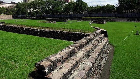 Platz der drei Kulturen in Mexiko-Stadt mit Ruinen aztekischer Bauwerke, die nach dem Erdbeben 1985 wiederentdeckt wurden. Foto: <a external="1" title="Opens external link in new window" target="_blank" href="https://www.flickr.com/photos/frozen-in-time/9330843893/in/photolist-fdx1NR-fdMhLC-5QCeFf-j4WP-dL5qbq-d6vGky-dK2uSk-j4Nw-j4RP-48KEsB-d6vT81-5QxW9Z-dL5pkN-d6vHWw-d6vFEu-5QCbFh-bRhpxr-fdMBUS-cXa8hb-4fbc72-8FgNbx-j4WG-ex3ysj-d6vCbY-5H8Hy-5H8Jg-fdwXFx-dLcKvw-dL5rMu-fdMBA5-dKjDKj-dKjG1Y-4ffawu-j4L9-fdwWzT-fdMx1o-fdxgrX-j4WS-d6vKFU-d6vLfq-fdxf3a-fdx7aB-d6vH5J-4WS1NB-d6vLNd-6vFKys-d6vyWW-5xuQZw-cXa1wo-9cKDY7">Plaza de las Tres Culturas</a>, <a external="1" title="Opens external link in new window" target="_blank" href="https://www.flickr.com/photos/frozen-in-time/">Angélica Portales</a>, <a external="1" title="Opens external link in new window" target="_blank" href="https://creativecommons.org/licenses/by-nc-nd/4.0/">CC BY-NC-ND 4.0</a>