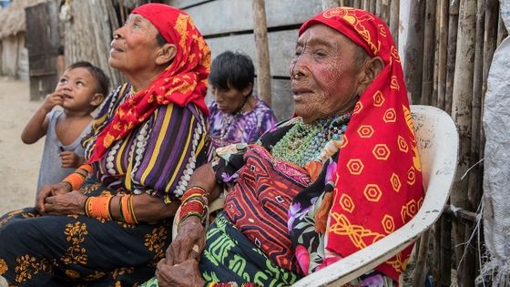 Alte Frauen vom Volk der Kuna in Playón Chico, einer vor der Küste Panamas liegenden Insel. Foto: Adveniat/Achim Pohl