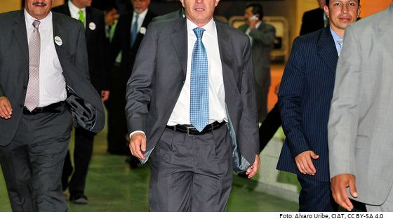 Alvaro Uribe (Mitte) hat seinen Rücktritt als Senator erklärt. Foto (2010 in Calí): <a href="https://www.flickr.com/photos/ciat/4853534910/in/photolist-8oTCQo-G6LLR-pMiXeR-FMeAcq-8oRFmc-egmHXx-5W4cr5-kx6tg8-kx8gQj-PWBy8-PW3PL-PW4kA-92ceo4-92fm2C-8fMxbw-7JZSTX-4nm7Zt-7om7tq-8fMx9w-kx7VXJ-5U2tKd-egstyo-927wUZ-egnLVN-kx66Nv-egm5Zk-8fJi2x-egp1tn-egp18M-egp1d6-FFmux7-egnqjB-54cT6B-kx6uv2-6oVpk3-egmHZK-54cRTt-FMeyW9-54h6py-TNRPUQ-egtXJ9-eguKw7-kx5Y4a-egriCW-egmdES-kx61ux-kx6eta-kx5H1B-8fMx7N-egqMru" target="_blank" title="Opens external link in new window" external="1">Agropacifico4</a>, <a href="https://www.flickr.com/photos/ciat/" target="_blank" title="Opens external link in new window" external="1">CIAT</a>, <a href="https://creativecommons.org/licenses/by-sa/4.0/deed.de" target="_blank" title="Opens external link in new window" external="1">CC BY-SA 4.0</a>