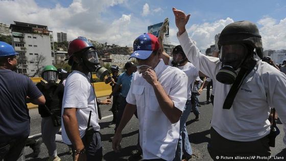 Venzuelas Oppositionsführer Henrique Capriles (Bildmitte) wurde in Caracas von Tränengas getroffen. Foto: Picture alliance/AP Photo/F. Llano