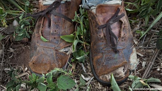 Schuhe, mit denen die Väter, Mütter oder Geschwister der Verschwundenen Tausende von Kilometern gegangen sind, um ihre Angehörigen zu finden. Ein Künstler nutzt sie, um auf ein Problem aufmerksam zu machen. Symbolbild.