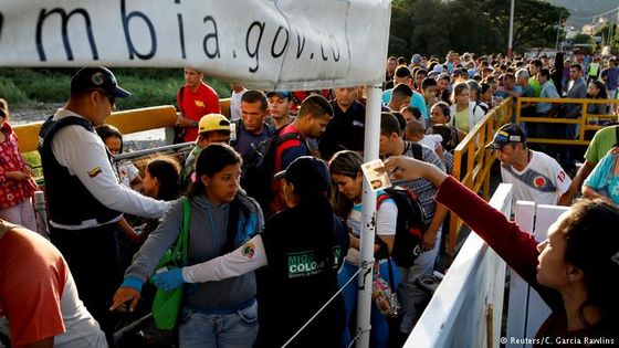 An diesem Grenzposten reisen viele Venezolaner in Kolumbien ein. Foto: Reuters/C. Garcia Rawlins