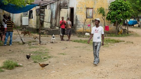 Straßenszene in einem hauptsächlich von haitianisch-stämmigen Einwohnern bevölkerten Viertel in Santo Domingo. Nach dem neuen Staatsbürgerrecht können sogar in der Dom. Republik geborene Haitianer ausgewiesen werden. Foto: Adveniat/Pohl.