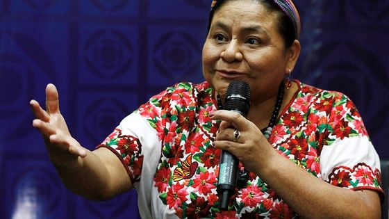 Rigoberta Menchú wuchs während des Bürgerkriegs in Guatemala auf, dem ihre Familie zum Opfer fiel. Sie selbst musste fliehen. Für ihre Menschenrechtsarbeit erhielt sie den Friedensnobelpreis. Foto: ANDES/Micaela Ayala V., CC BY-SA 2.0