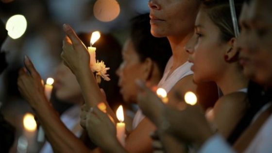 Gedenken an die Opfer des Flugzeugabsturzes im Stadion Atanasio Girardot in Medellín, Kolumbien. Foto: AFP, Agencia de Noticias ANDES, CC BY-SA 2.0