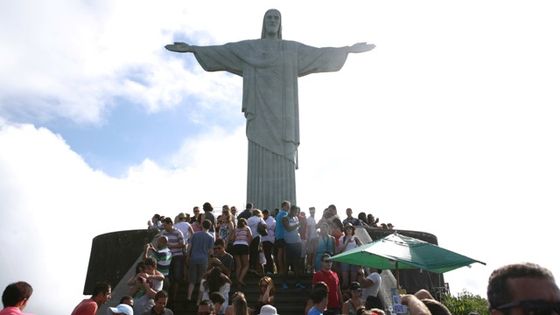 Die 38 Meter hohe Christusstatue auf dem Corcovado-Berg in Rio muss dringend renoviert werden. Foto: Adveniat/Escher