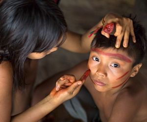 Traditionelle Gesichtsbemalung der Yanomami im brasilianischen Amazonasgebiet.