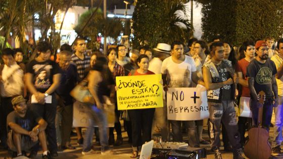 Menschen bei einer Demonstration für die Aufklärung des Falles. (Foto: Efra Tzuc)