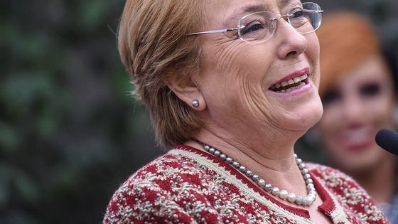 Zwischen Umweltschutz und Wohlstand gebe es keinen Widerspruch, verteidigte Chile's Präsidentin Michelle Bachelet den Stopp des Bergbauprojekts. Foto: <a external="1" title="Opens external link in new window" target="_blank" href="https://www.flickr.com/photos/secretaria_general_de_gobierno/">Ministerio Secretaría General de Gobierno</a>, <a external="1" title="Opens external link in new window" target="_blank" href="https://www.flickr.com/photos/secretaria_general_de_gobierno/36311883561/in/photolist-XjKTTX-UMznJQ-U9cVwB-XnCUCJ-Xa4d4V-VbmRZM-V8i38u-7EtFaP-TnxWUP-UaNR3a-UPaE3N-XryrQD-VgaphT-TeFgfB-V9VaFY-WkaQvr-V9V1J9-UgXyCj-U6DBhN-U6xSgh-X5bfDs-Rvd8HZ-XggC3C-W46wLo-XwSj4v-VjCUn7-U6xUpq-VjtjnG-Vb8xsH-U9uruv-XbJ6FN-V8i2Yw-Vb7Din-V8hvcw-UMLkfj-U4Dc1J-UMSSrA-VjpL9Q-WhMeH7-V8i3CN-VjdNtb-V8vo1m-XsQkpq-WJ6wN9-UKm1X7-TNgYBM-U6xZmj-U9xq8B-UMFZVL-U6B8bw">Michelle Bachelet</a>, <a external="1" title="Opens external link in new window" target="_blank" href="https://creativecommons.org/licenses/by-sa/4.0/">CC BY-SA 4.0</a>