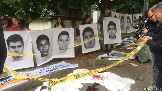 Mahnwache vor dem Stuttgarter Landgericht für die 43 in Mexiko verschwundenen Lehramtsstudenten. Foto: DW/B. Knight 