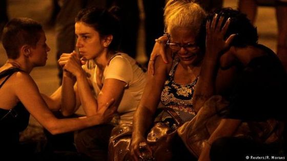 Trauernde Frauen am Tatort in Rio. Foto: Reuters/R. Moraes 