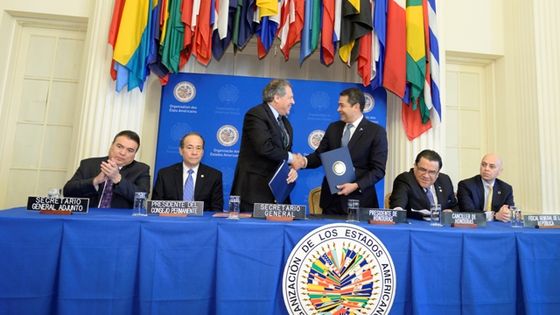 Der Präsident von Honduras, Juan Orlando Hernandez (r.), und der OAS-Generalsekretär, Luis Almagro, besiegeln MACCIH mit einem Handschlag. Foto: OEA - OAS, CC BY-NC-ND 2.0