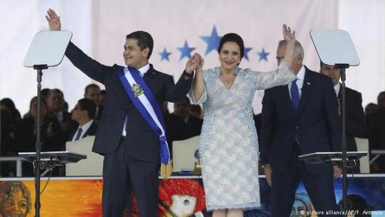 Präsident Hernández und seine Frau Ana Garcia feiern im Stadion die Amtseinführung. Foto: picture alliance/AP/F. Antonio