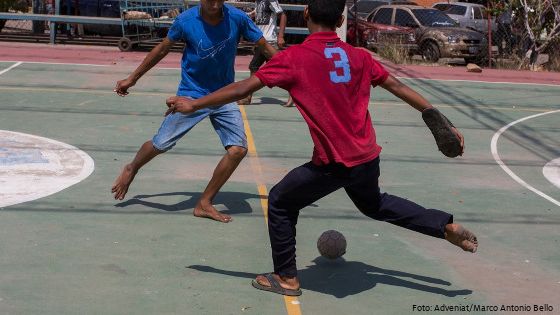 Jugendliche spielen Fußball auf dem Großmarkt in Maracaibo, Venezuela. Foto (Symbolbild): Adveniat/Marco Antonio Bello 