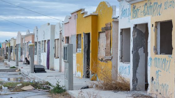 Seit Jahren setzt Mexiko im Kampf gegen die Drogenkartelle auf das Militär - hier eine Häuserzeile in Ciudad Juárez nach einer Militäraktion. Jetzt bringt ein Präsidentschaftskandidat Alternativen ins Gespräch. Foto: Adveniat/Jürgen Escher