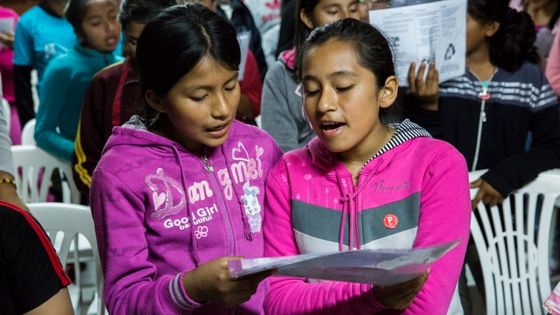  Peruanische Mädchen singen in der Messe. Foto: Achim Pohl/Adveniat.