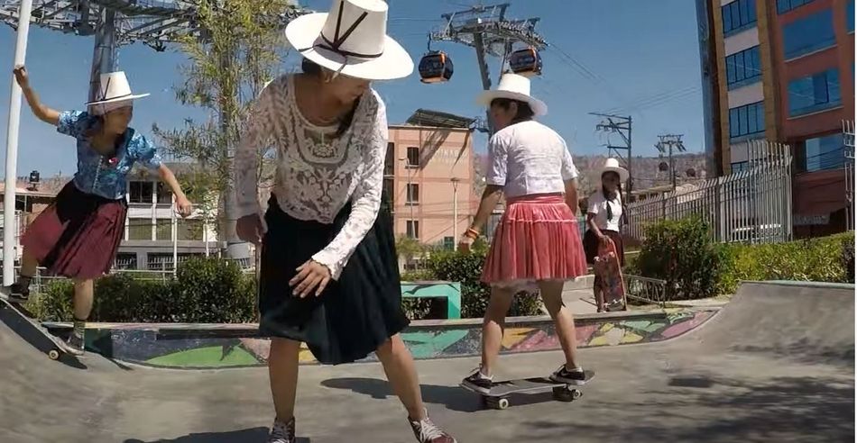 Screenshot aus dem youtube-Trailer​​​​​​​ zum Dokumentarfilm über die Frauen-Skatergruppe "Imilla Skate" in Cochabamba, Bolivien.
