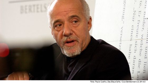 Der brasilianische Erfolgsautor Paulo Coelho ist der weltweit am meisten übersetzte Autor. Foto: <a external="1" title="Opens external link in new window" target="_blank" href="https://www.flickr.com/photos/das-blaue-sofa/6312895918/in/photolist-aBRf25-aBReio-aBNyvX-aBRebA-aBNyQV-aFUz2P-4nSdhx-aFXLEH-6cWuQX-6iwNvu-5ETuE2-5R27iE-68omvb-5VdogB-6eMv1r-5WXeao-69BuZm-6biqRN-5S26C3-3sLF54-6nbQ4X-64DiFd-5FJW4r-5FJVTV-5FPctj-5FPcuu-2QahZA-hLkdWs-3sKJ94-3sJrje-2QajCj-6qT1Qo-3sLrdt-3sJjzH-3sLnU8-3sLU3r-3sQCds-3sLTPM-2Nv3PH-3sQBvL-5QNrBs-5FPcC1-51XiUn-5FPczm-5ZaKrQ-2QoTYs-6sNw9q-5TxiXF-pCP2Ev-Uh81io">Paulo Coelho</a>, <a external="1" title="Opens external link in new window" target="_blank" href="https://www.flickr.com/photos/das-blaue-sofa/">Das Blaue Sofa / Club Bertelsmann</a>, <a external="1" title="Opens external link in new window" target="_blank" href="https://creativecommons.org/licenses/by/4.0/">CC BY 4.0</a>