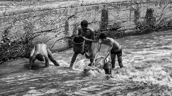 Dutzende Venezolaner suchen täglich im verdreckten Wasser des Rio Guaire nach etwas, das sich zu Geld machen lässt. Foto: DW/Yan Boechat