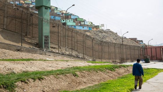Außenmauer des Gefängnisses San Juan de Lurigancho in Peru. Foto: Adveniat/Pohl