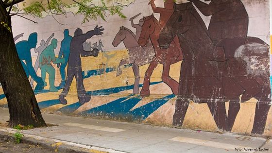 Die Wandmalerei an einer Mauer in Buenos Aires, Argentinien, thematisiert die Verbrechen der Militärdiktatur in den 70er und 80er Jahren. Foto: Adveniat/Escher