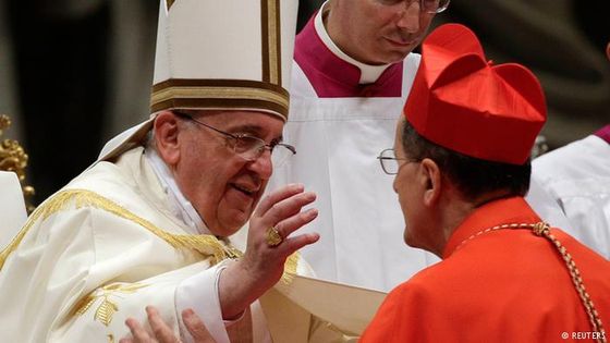 Ein leitender Mitarbeiter von Papst Franziskus plädiert für ein Nachdenken über den strikten Kurs beim Zölibat. Foto: REUTERS