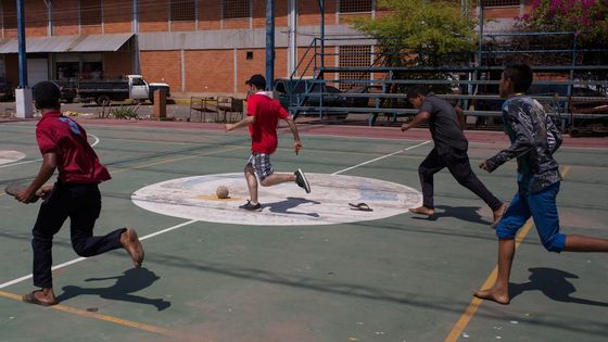 Jugendliche spielen auf einem Großmarkt Fußball. (Symbolbild) Foto: Adveniat/Marco Antonio Bello