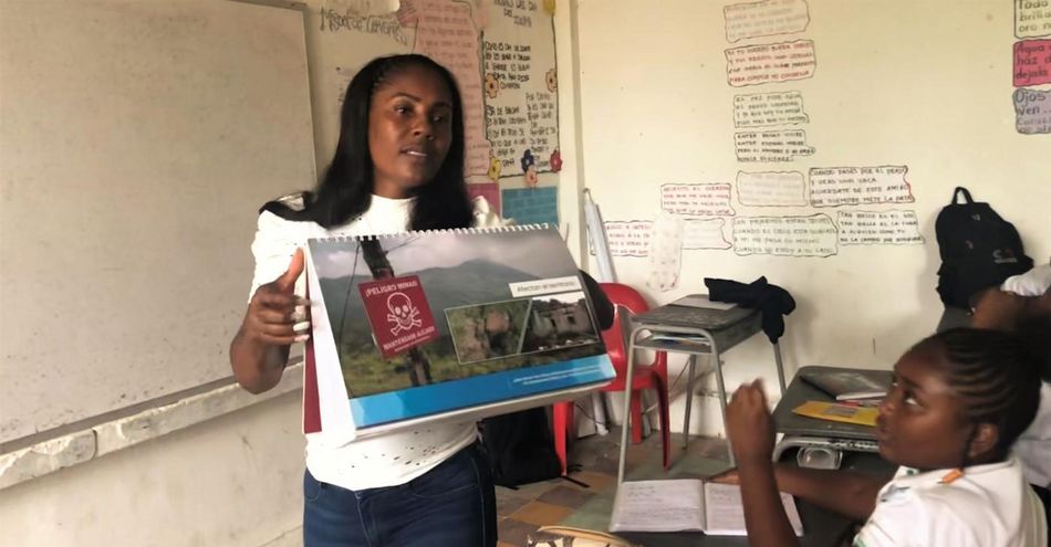 Luz Dary Landázury informiert in einer Schule in der Nähe der kolumbianischen Hafenstadt Tumaco über die Gefahren von Landminen. Foto: Knut Henkel