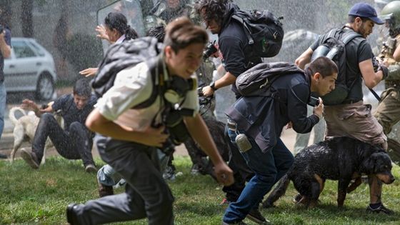 Mit Wasserwerfern geht die Polizei gegen die demonstrierenden Studenten in der Hauptstadt Santiago de Chile vor - hier bei Protesten vor fünf Jahren. Foto: Adveniat/Escher