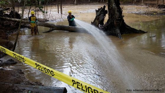 Ein Leck an einer Erdölleitung verseucht Boden und Wasser mitten im Amazonasurwald. Foto (Symbolbild): Adveniat/Martin Steffen