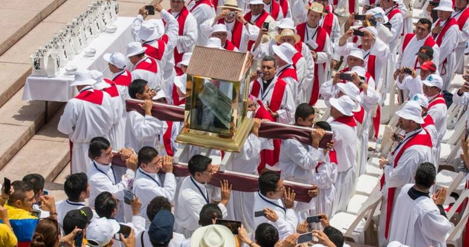 Priester tragen den Reliquienschrein mit dem blutbefleckten Hemd Oscar Romeros.