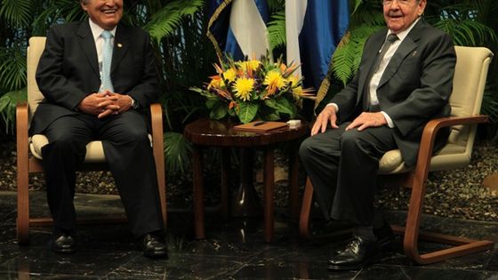 Präsident Raul Castro (rechts) besucht Salvador Sanchez Cerén, Präsident von El Salvador. Foto: Presidencia El Salvador