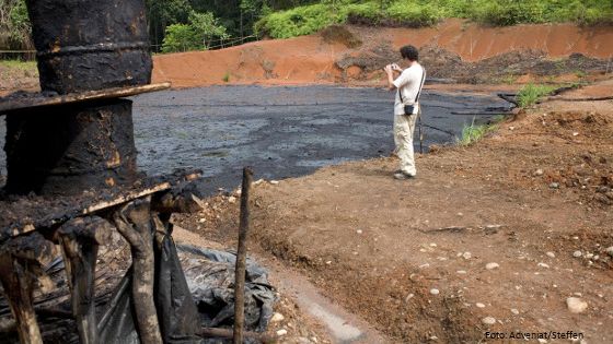 Im ecuadorianischen Amazonasgebiet hat auch die Erdölförderung bereits enorme Umweltschäden verursacht. Foto: Adveniat/Steffen